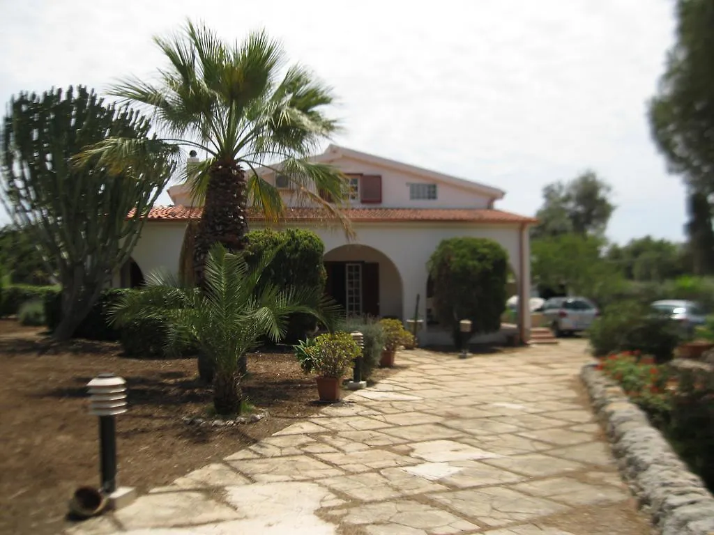 הקונטקטים של Villa Barone